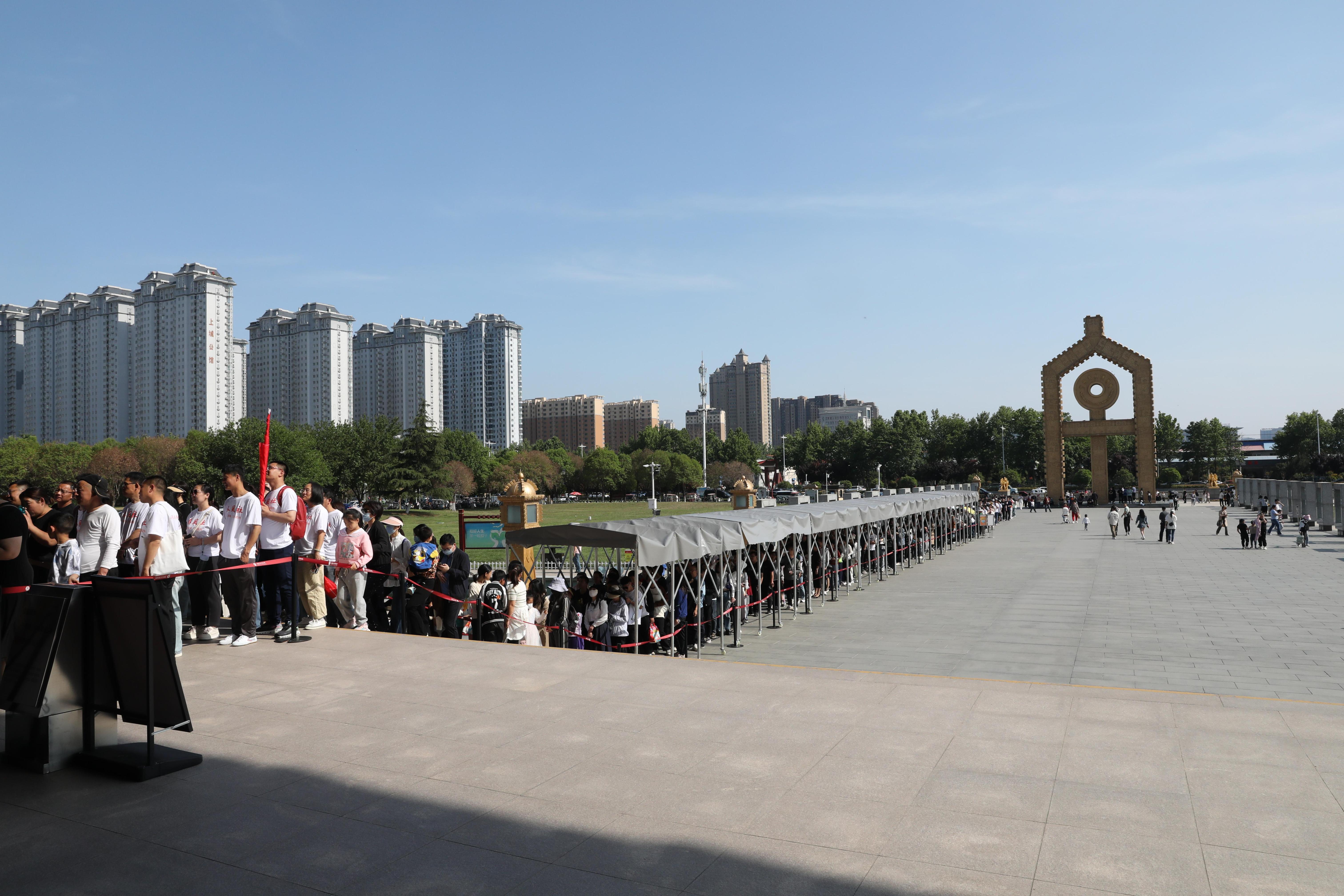 “五一”期間，中國文字博物館外遊客有序排隊。中國文字博物館供圖