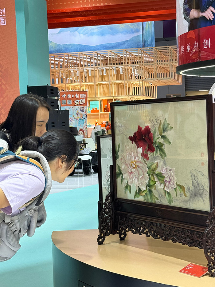 “文創中國”專(zhuan) 題展區。參展觀眾(zhong) 供圖