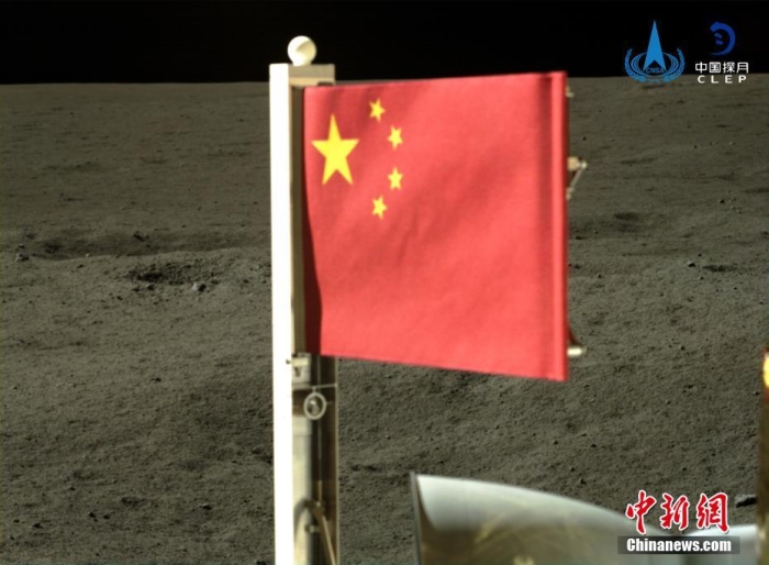 6月4日，中國國家航天局公布了嫦娥六號探測器在月球背麵的五星紅旗展示影像。鮮豔的五星紅旗再次閃耀月球，這也是中國首次在月球背麵獨立動態展示國旗。<a target='_blank' href='https://www.easyfundingllc.com/'><p  align=