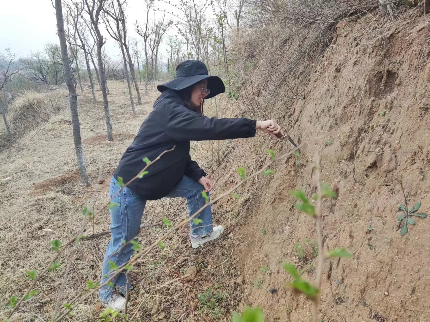 李靜仔細清理地層剖麵