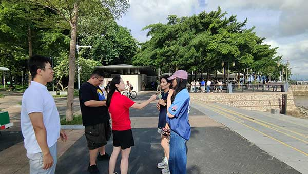 人民網記者采訪紅樹林公園遊客。人民網記者 李彤攝