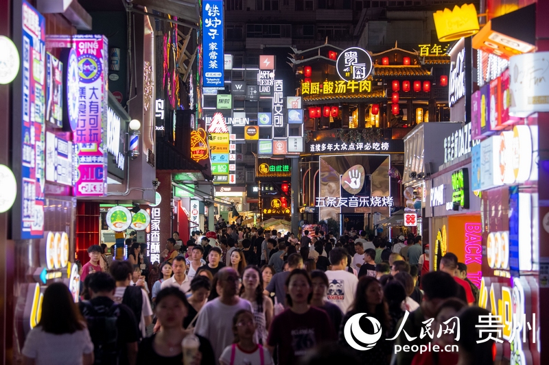 6月21日，貴陽，青雲(yun) 市集內(nei) 遊人如織。人民網記者 翁奇羽攝