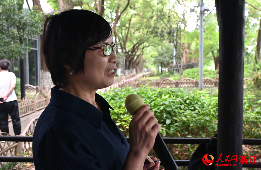 麵向運河，任國萍放聲歌唱。人民網記者 張麗(li) 瑋
