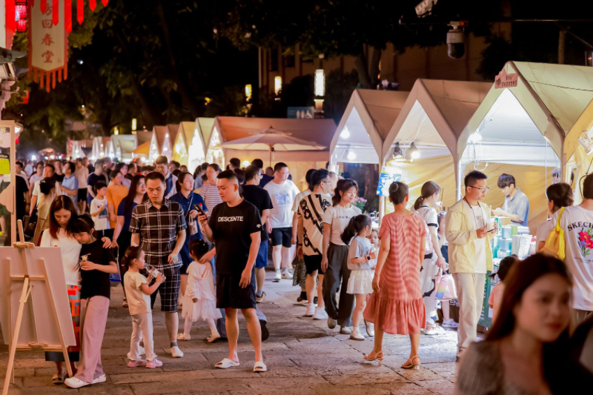 本屆中國大運河廟會(hui) 吸引不少市民遊客前來參觀遊玩。拱墅區委宣傳(chuan) 部供圖
