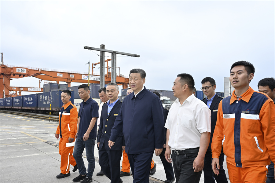 2024年4月22日至24日，中共中央總書(shu) 記、國家主席、中央軍(jun) 委主席習(xi) 近平在重慶考察。這是22日下午，習(xi) 近平在重慶國際物流樞紐園區重慶鐵路集裝箱中心站，同貨車司機、列車司機、裝卸工人、場站管理人員等親(qin) 切交流。新華社記者 嶽月偉(wei)  攝