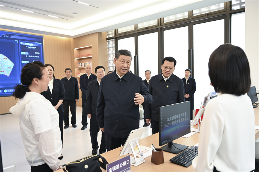 2024年4月22日至24日，中共中央總書(shu) 記、國家主席、中央軍(jun) 委主席習(xi) 近平在重慶考察。這是22日下午，習(xi) 近平在九龍坡區謝家灣街道民主村社區考察。新華社記者 謝環馳 攝