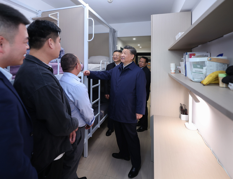 2023年11月29日下午，習(xi) 近平在閔行區新時代城市建設者管理者之家考察時，在社區宿舍型出租房源租戶的住房，了解在此居住的城市一線工作者的生活狀況。新華社記者 鞠鵬 攝