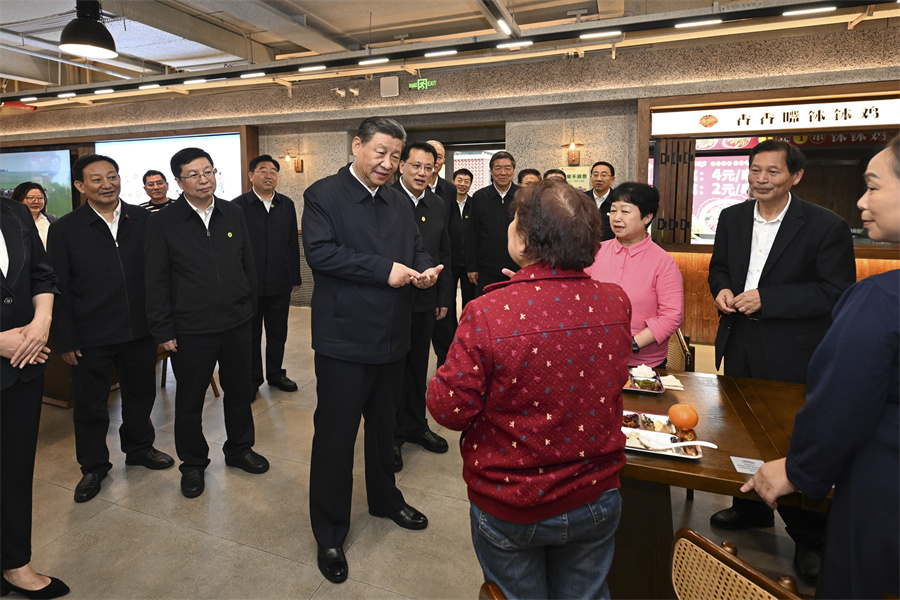 2024年4月22日下午，習(xi) 近平在九龍坡區謝家灣街道民主村社區考察時，同正在社區食堂就餐的群眾(zhong) 親(qin) 切交流。新華社記者 謝環馳 攝