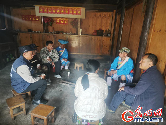 雲(yun) 南騰衝(chong) ：小小“火塘會(hui) ” 打通服務群眾(zhong) “最後一公裏”