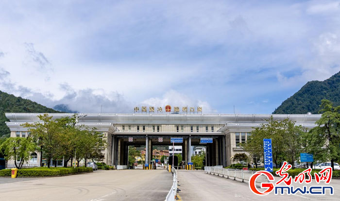 雲(yun) 南騰衝(chong) ：小小“火塘會(hui) ” 打通服務群眾(zhong) “最後一公裏”