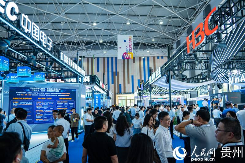 3、2024數博會(hui) 共吸引400餘(yu) 家展商參展。人民網 陽茜攝.jpg