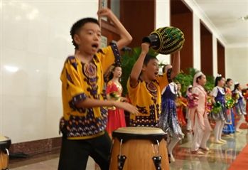 拉片看！從(cong) 億(yi) 點細節看懂中非情誼