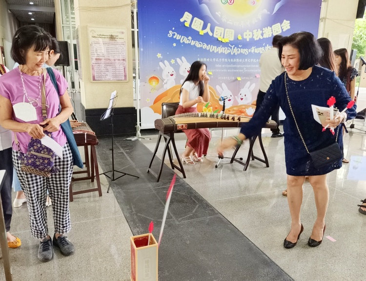 資訊有故事丨海外慶中秋活動創意滿滿 外國友人說“我知道了中國人為(wei) 什麽(me) 慶祝這個(ge) 節日”