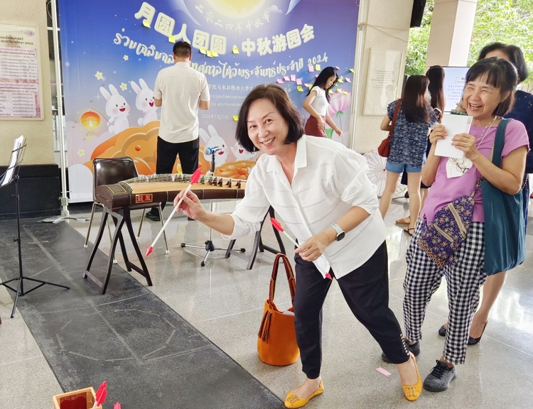 資訊有故事丨海外慶中秋活動創意滿滿 外國友人說“我知道了中國人為(wei) 什麽(me) 慶祝這個(ge) 節日”