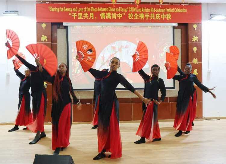 資訊有故事丨海外慶中秋活動創意滿滿 外國友人說“我知道了中國人為(wei) 什麽(me) 慶祝這個(ge) 節日”