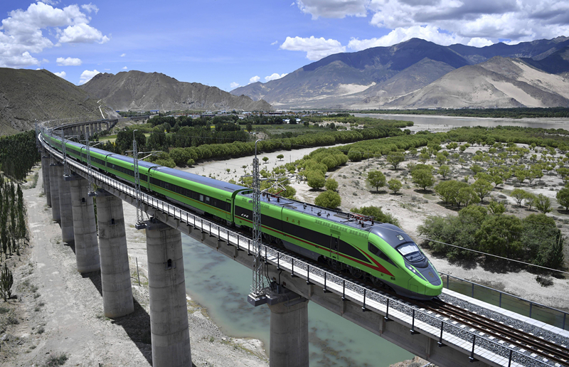 2022年6月22日，複興(xing) 號列車行駛在西藏山南境內(nei) 。
