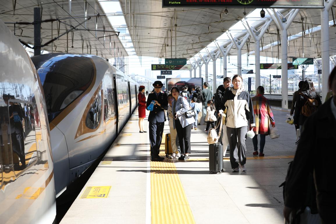 旅客在站台準備乘車。受訪方供圖