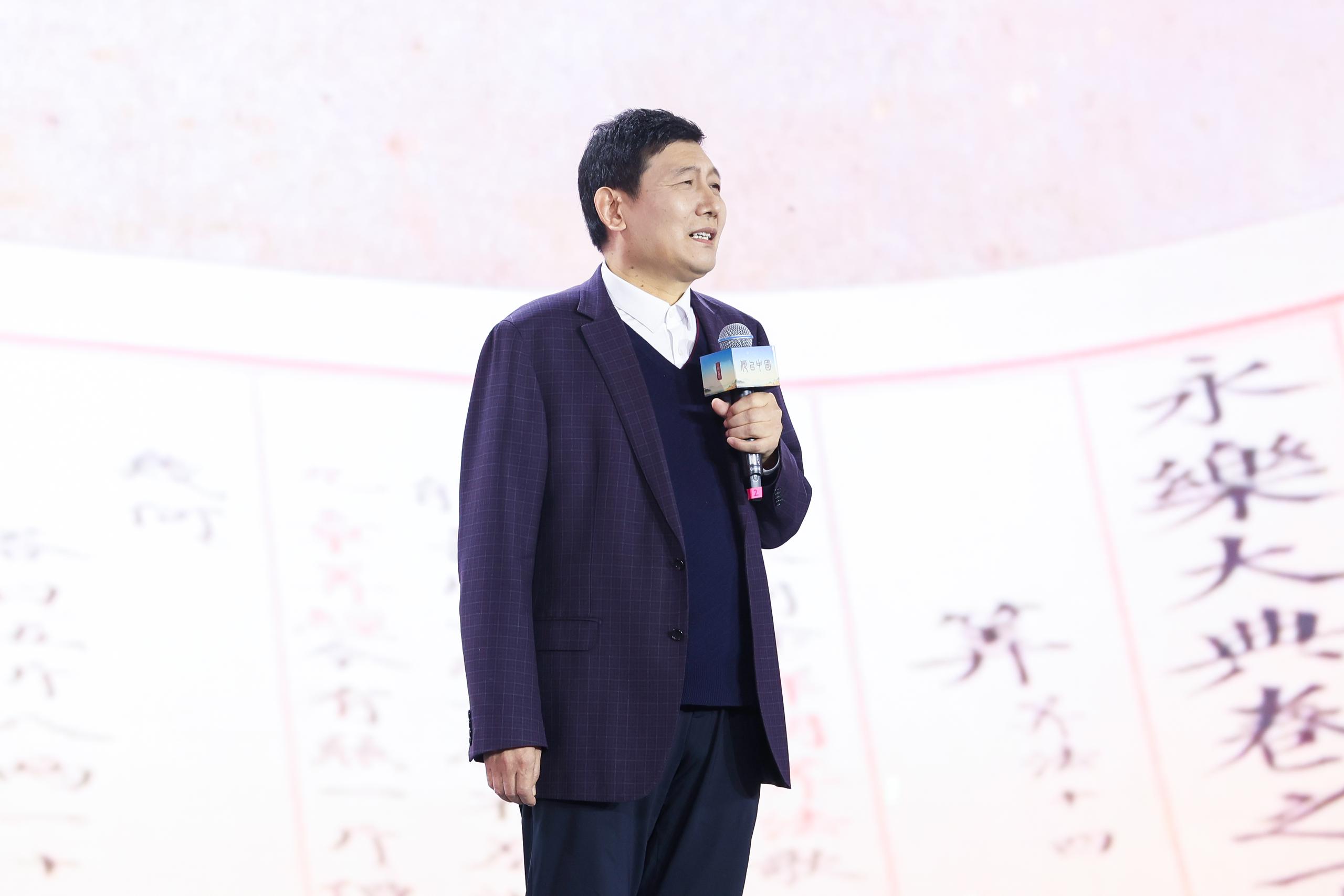 山東(dong) 大學文學院講席教授、《文史哲》主編杜澤遜。人民視頻供圖
