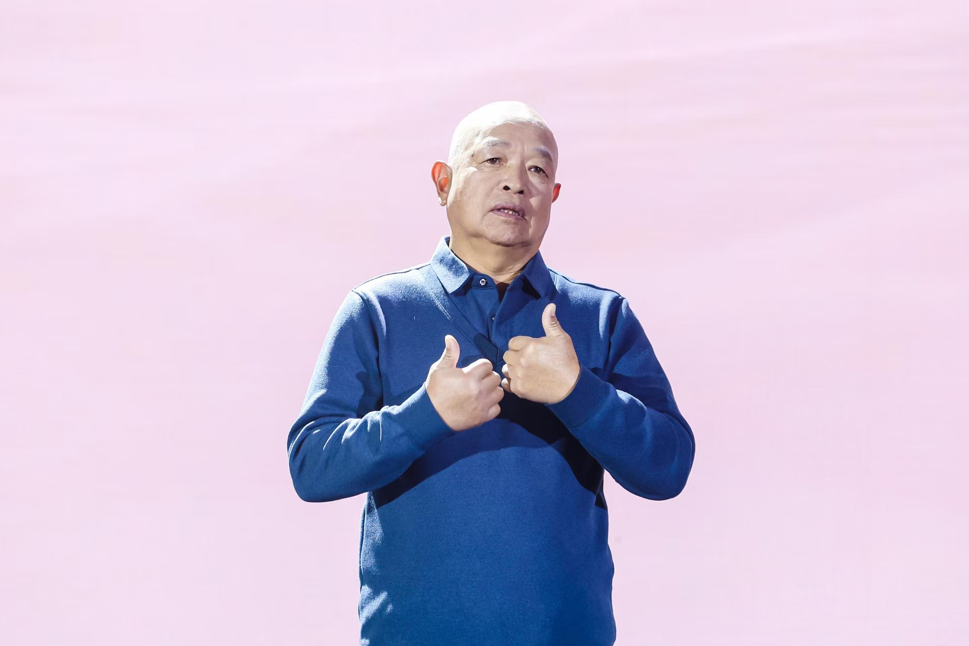 “山東(dong) 好人”、煙台市無聲洗車場經理柳興(xing) 濤。人民視頻供圖。