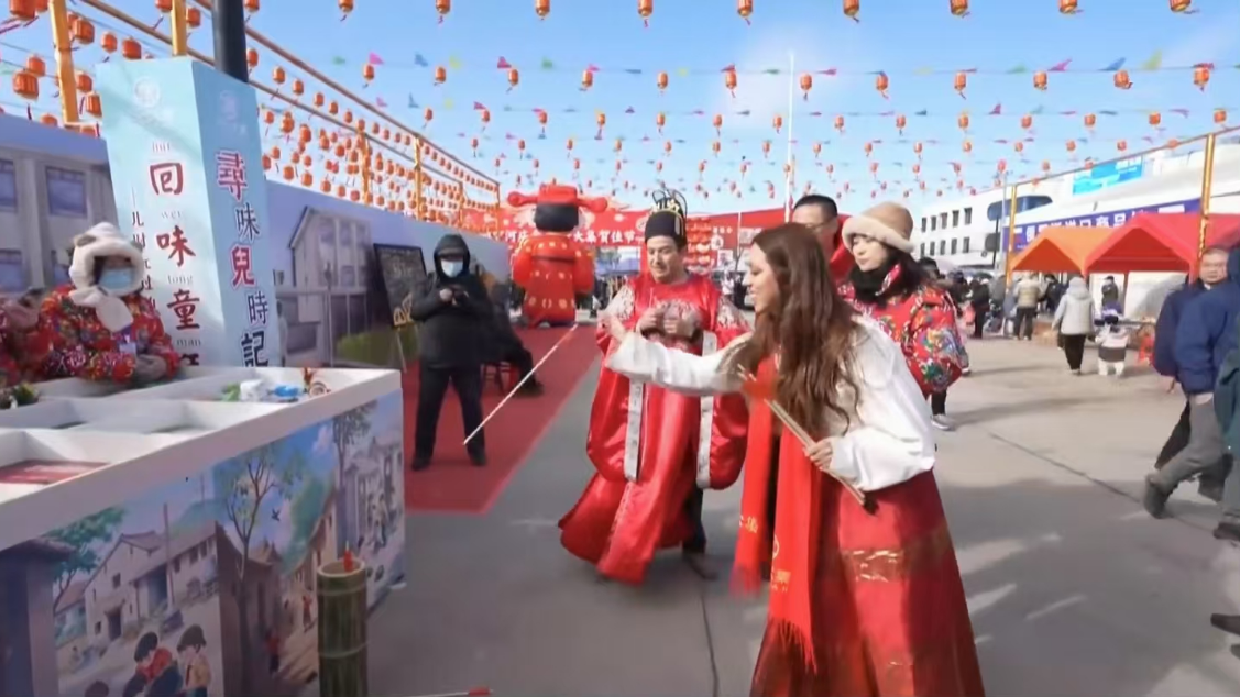 津彩過大年 | 國際青年趕鄉(xiang) 村大集 這個(ge) 非遺春節收獲多多