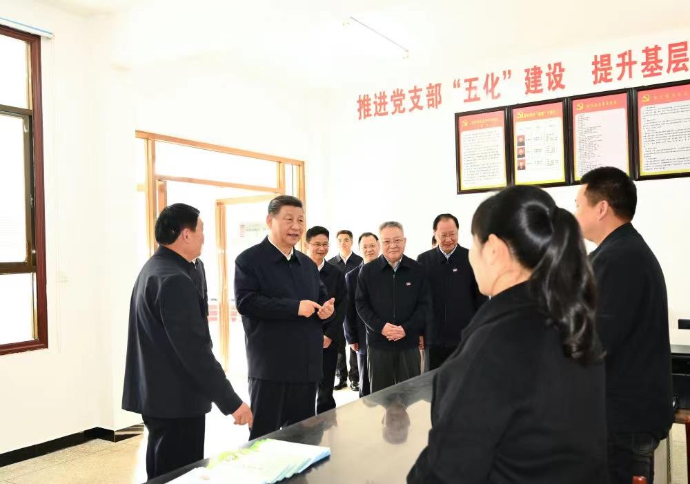 △2024年3月19日，習(xi) 近平總書(shu) 記在湖南常德市鼎城區謝家鋪鎮港中坪村黨(dang) 群服務中心了解當地為(wei) 基層減負、提升基層治理效能等情況。