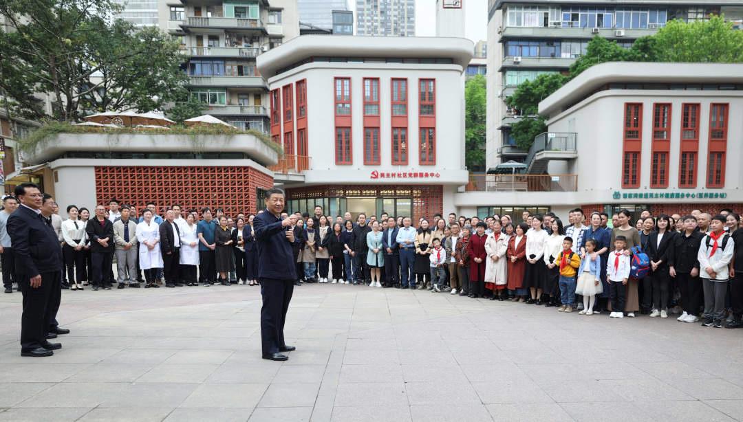 △2024年4月22日，習(xi) 近平總書(shu) 記來到重慶九龍坡區謝家灣街道民主村社區考察。