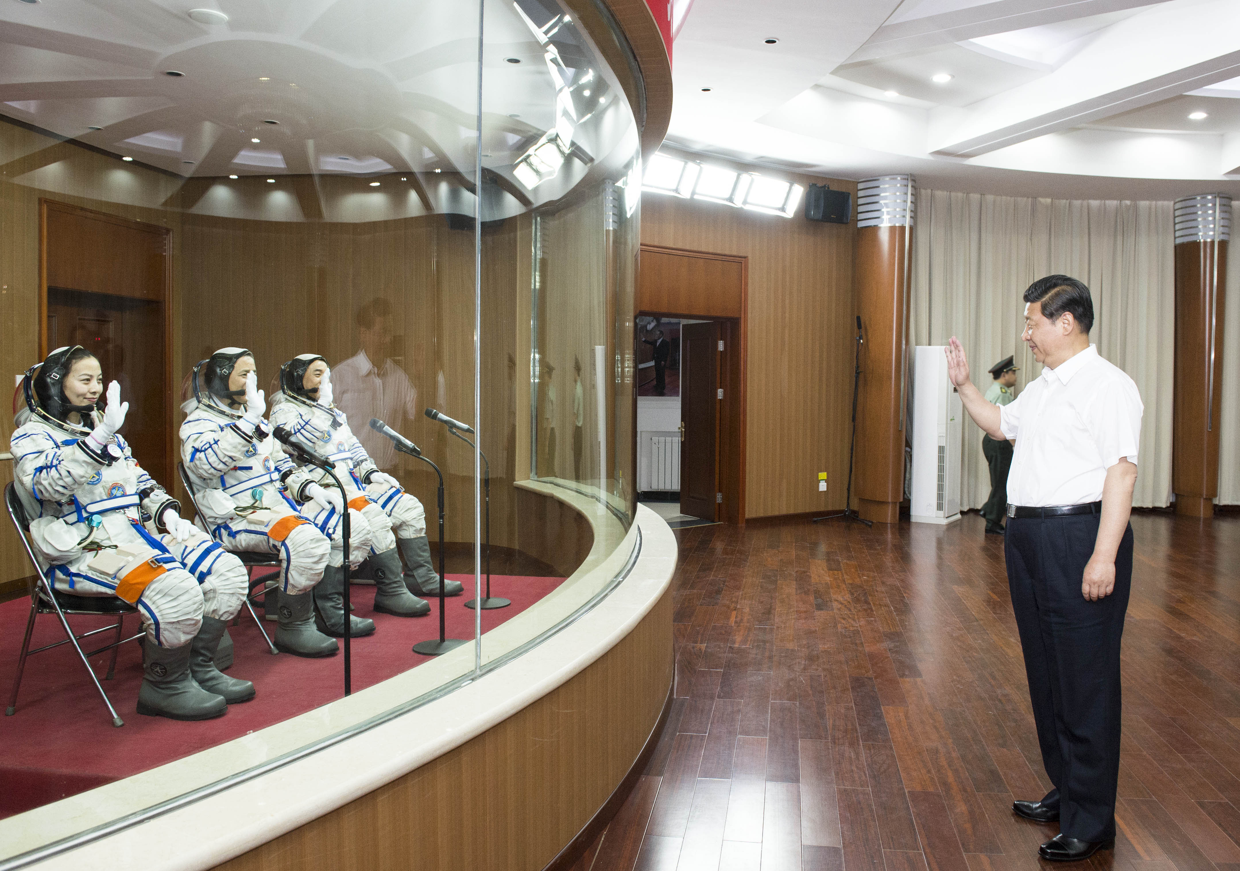 2013年6月11日，習(xi) 近平總書(shu) 記在酒泉衛星發射中心觀看神舟十號載人飛船發射。這是習(xi) 近平向即將出征的航天員聶海勝、張曉光、王亞(ya) 平揮手致意。
