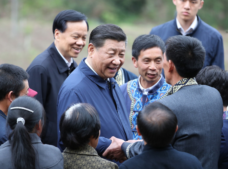 2019年4月15日至17日，中共中央總書(shu) 記、國家主席、中央軍(jun) 委主席習(xi) 近平在重慶考察，並主持召開解決(jue) “兩(liang) 不愁三保障”突出問題座談會(hui) 。這是4月15日下午，習(xi) 近平在石柱土家族自治縣中益鄉(xiang) 華溪村同村民親(qin) 切交流。新華社記者 丁海濤 攝