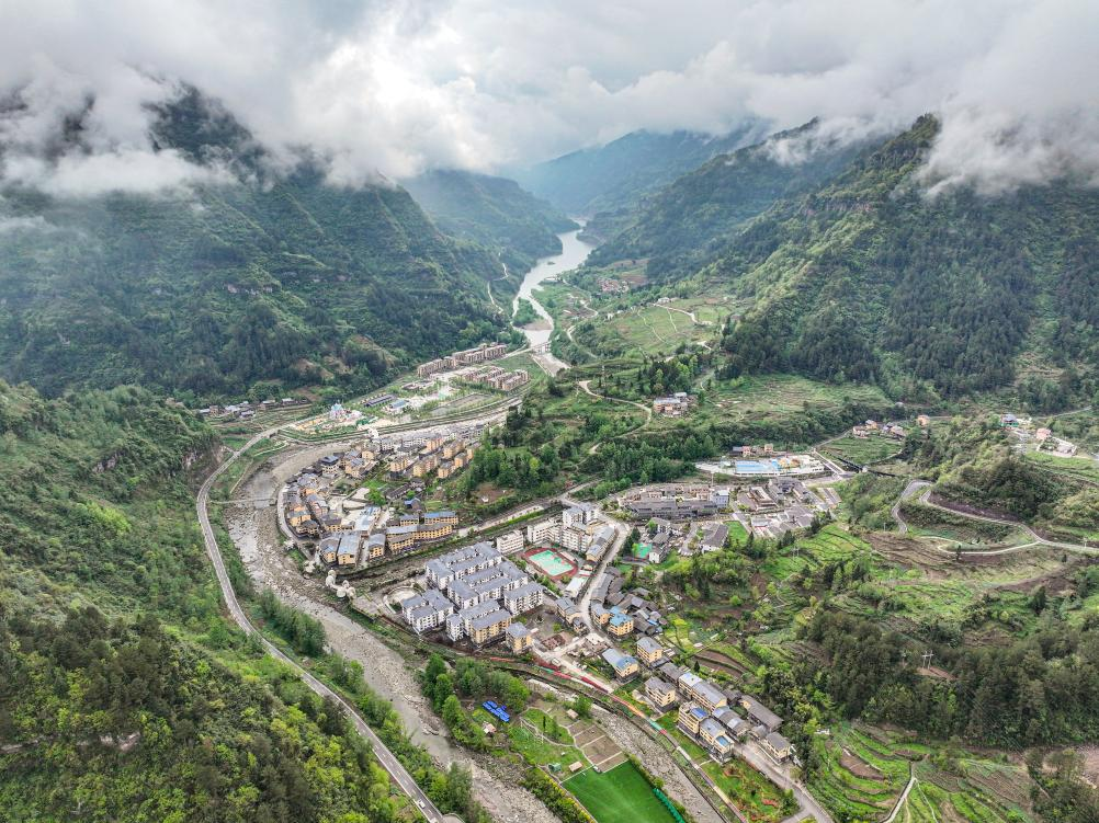 這是2024年4月11日拍攝的重慶石柱土家族自治縣中益鄉(xiang) 景色（無人機照片）。新華社記者 唐奕 攝