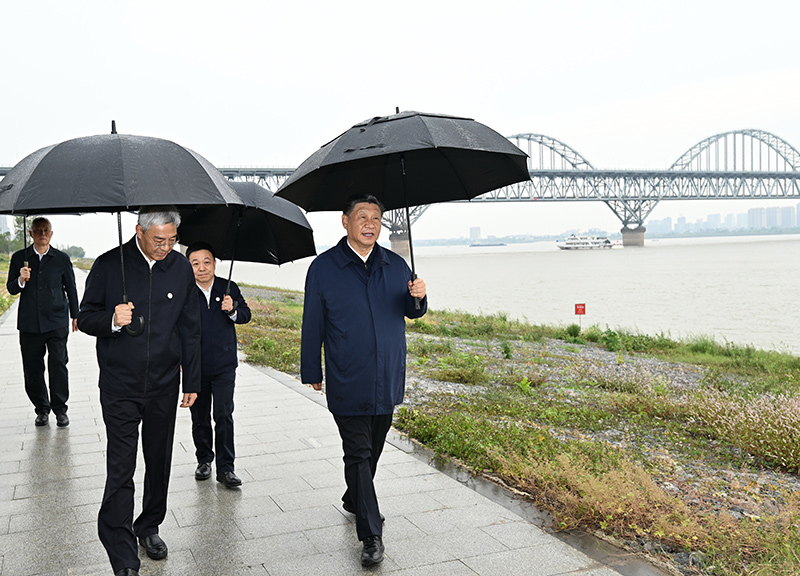 2023年10月10日至13日，中共中央總書(shu) 記、國家主席、中央軍(jun) 委主席習(xi) 近平在江西考察。這是10日下午，習(xi) 近平在長江國家文化公園九江城區段考察時，冒雨沿江堤步行察看沿岸風貌。新華社記者 謝環馳 攝