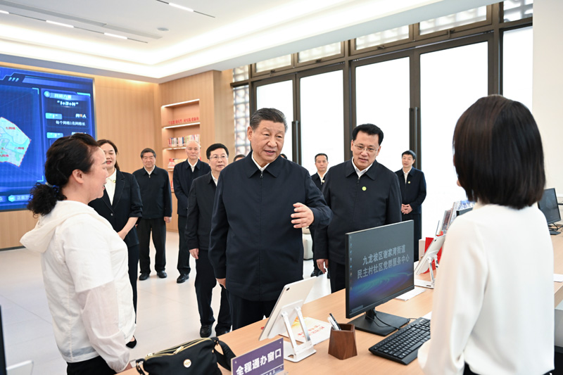 2024年4月22日下午，習(xi) 近平總書(shu) 記在重慶市九龍坡區謝家灣街道民主村社區考察。