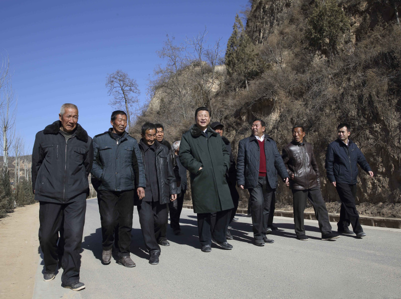 2015年2月13日上午，習(xi) 近平在延安市延川縣文安驛鎮梁家河村調研時同村民邊走邊聊。新華社記者 蘭(lan) 紅光 攝