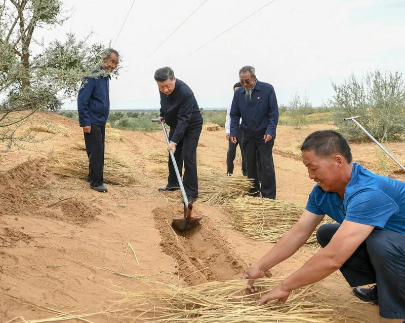 2019年8月21日，習(xi) 近平來到甘肅省武威市古浪縣八步沙林場，實地察看當地治沙造林、生態保護等情況。新華社記者 謝環馳 攝