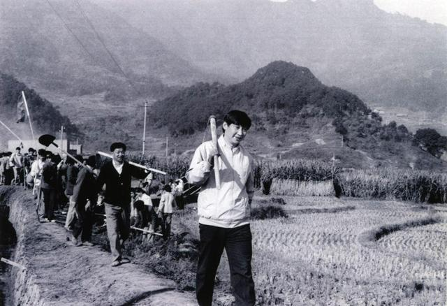 1989年12月2日，時任中共寧德地委書(shu) 記的習(xi) 近平帶領地直機關(guan) 千餘(yu) 名幹部到寧德縣南漈水利工地參加清溝排障修整水渠勞動。新華社發
