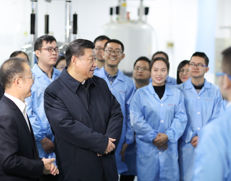 2019年1月17日，習(xi) 近平在天津南開大學元素有機化學國家重點實驗室同師生親(qin) 切交流。