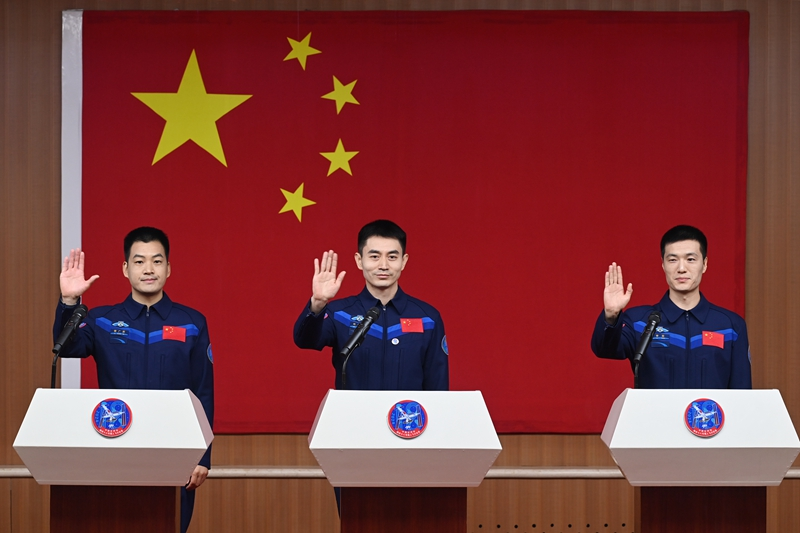 2024年月24日，神舟十八號載人飛行任務航天員葉光富（中）、李聰（右）、李廣蘇在酒泉衛星發射中心問天閣與(yu) 媒體(ti) 記者集體(ti) 見麵。