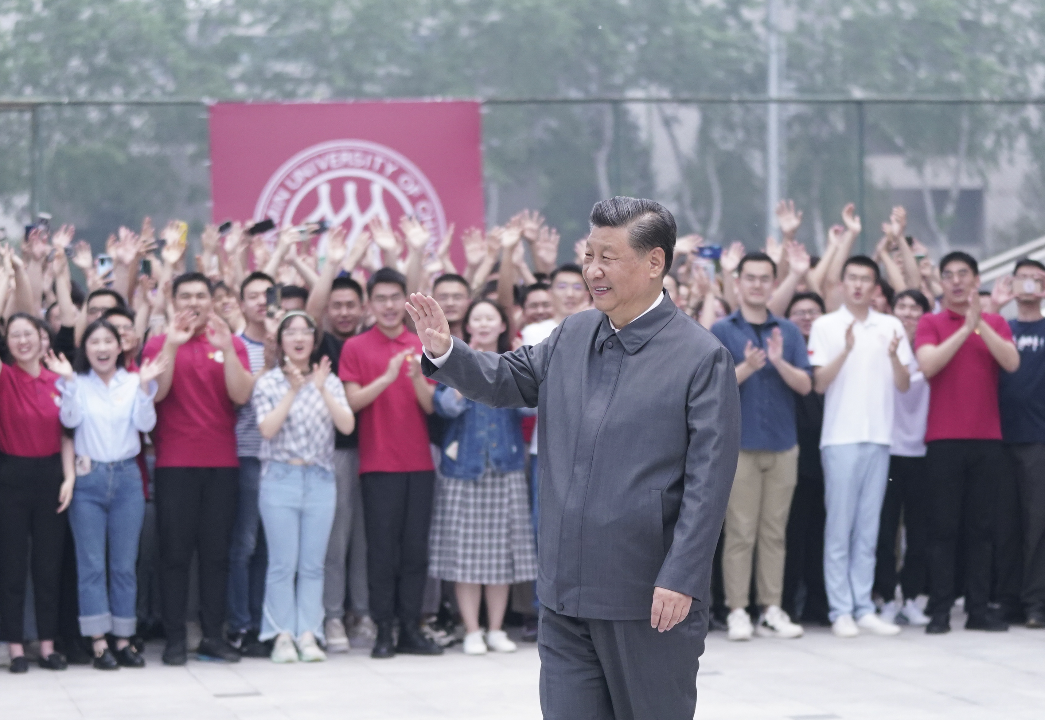 2022年4月25日，習(xi) 近平總書(shu) 記來到中國人民大學考察調研。這是習(xi) 近平向師生們(men) 揮手致意。