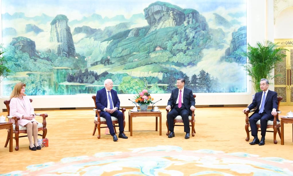 2024年4月8日，國家主席習(xi) 近平在北京人民大會(hui) 堂會(hui) 見法國梅裏埃基金會(hui) 主席梅裏埃夫婦。新華社記者 黃敬文 攝