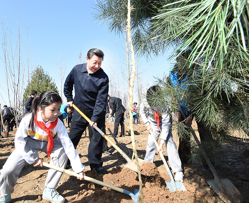 2015年4月3日，習(xi) 近平總書(shu) 記同大家一起植樹。