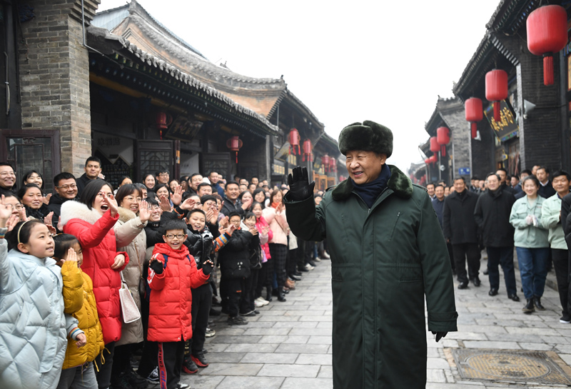 2022年1月27日，習(xi) 近平總書(shu) 記在平遙古城向現場群眾(zhong) 揮手致意。