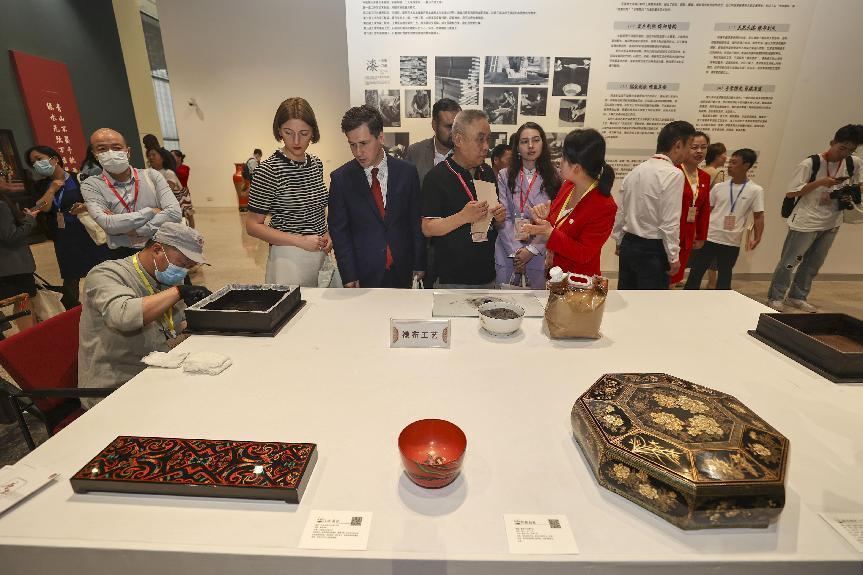 2023年5月28日，北京，推光漆器匠人為(wei) 駐華使節展示技藝。