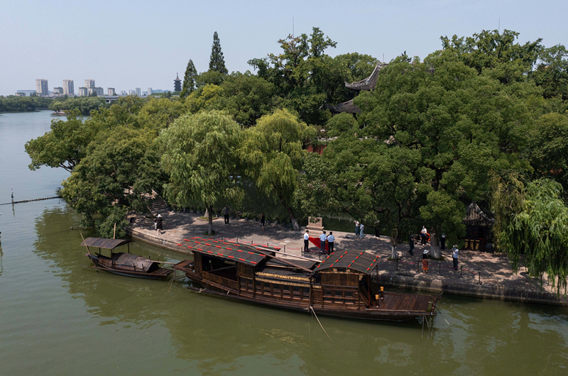 2022年7月27日，南湖紅船停靠在浙江省嘉興(xing) 市南湖旅遊區的湖心島旁。