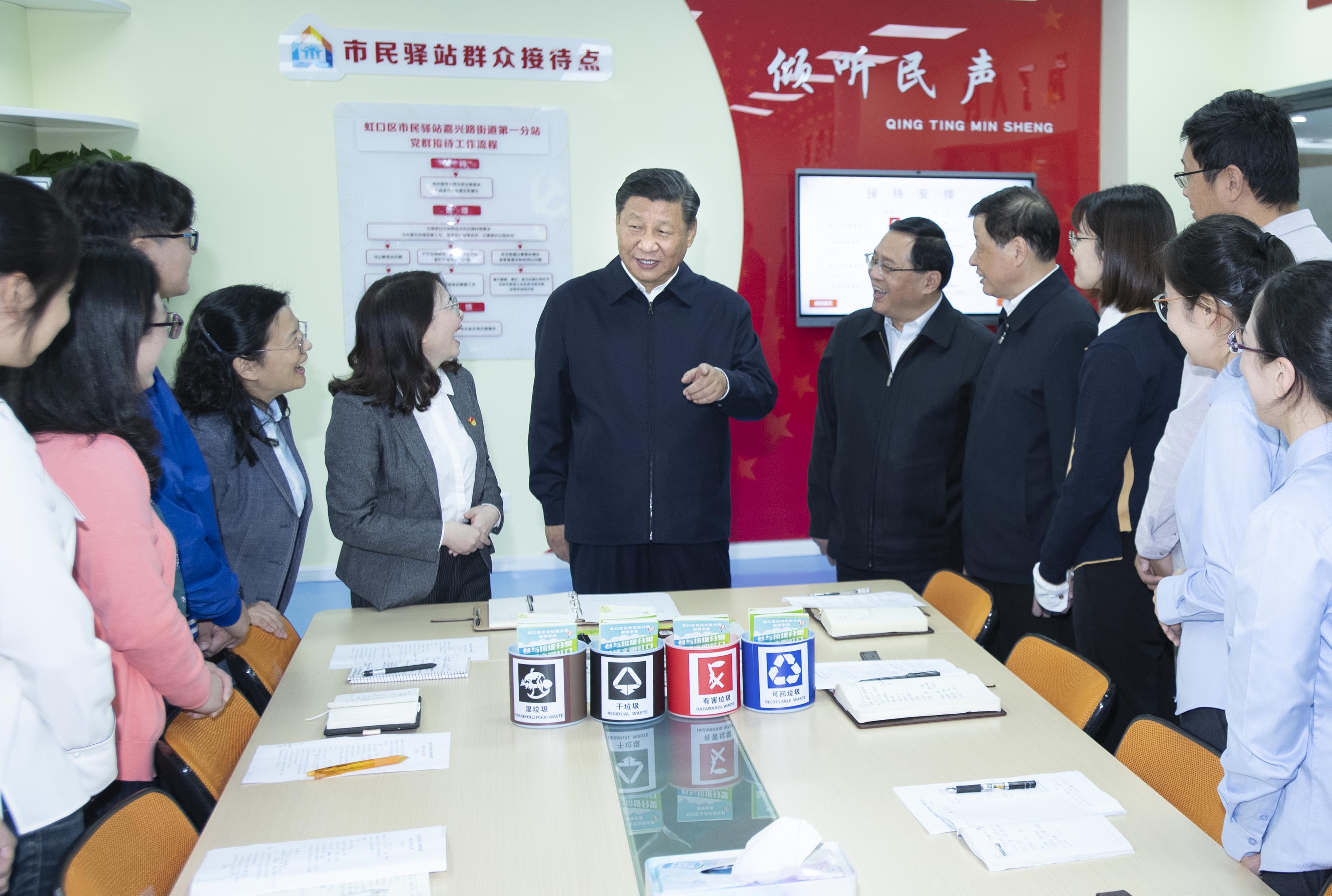 2018年11月6日至7日，中共中央總書(shu) 記、國家主席、中央軍(jun) 委主席習(xi) 近平在上海考察。這是6日上午，習(xi) 近平在虹口區市民驛站嘉興(xing) 路街道第一分站，同幾位正在交流社區推廣垃圾分類的做法的年輕人親(qin) 切交談。 新華社記者 李濤 攝