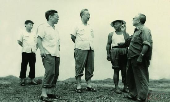 1978年8月，習(xi) 仲勳（左三）在廣東(dong) 惠陽農(nong) 村調研。在清華大學讀書(shu) 的習(xi) 近平（左一）利用暑假時間參加社會(hui) 實踐，隨同父親(qin) 一起下鄉(xiang) 。