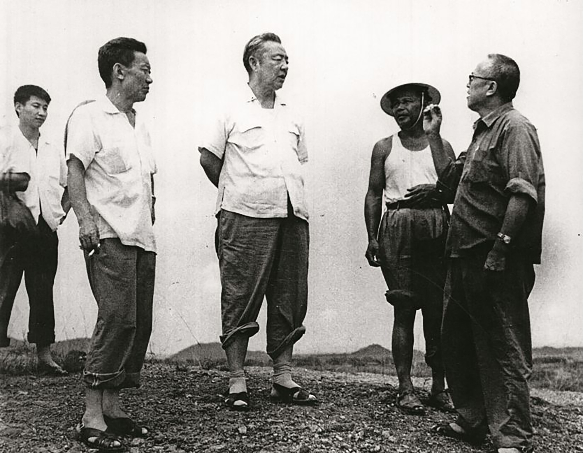 1978年8月5日，習(xi) 仲勳（中）在廣東(dong) 惠陽地區調研。左二為(wei) 廣東(dong) 省委農(nong) 村工作部副部長杜瑞芝，右一為(wei) 惠陽地委書(shu) 記李富林。 左一為(wei) 當時正在清華大學暑期的習(xi) 近平。