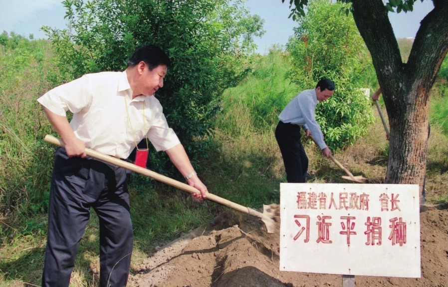 2001年10月，習(xi) 近平在龍岩市長汀縣調研水土流失治理工作，在河田世紀生態園為(wei) 樹培土。圖源：《習(xi) 近平在福建（下）》
