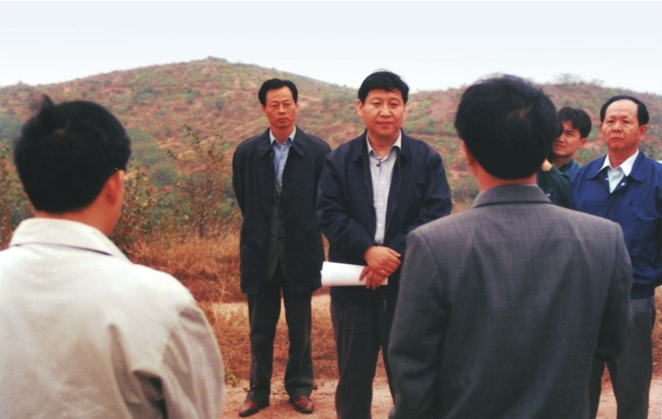 1999年11月，習(xi) 近平在龍岩市長汀縣河田水土流失治理區調研。圖源：《習(xi) 近平在福建（下）》