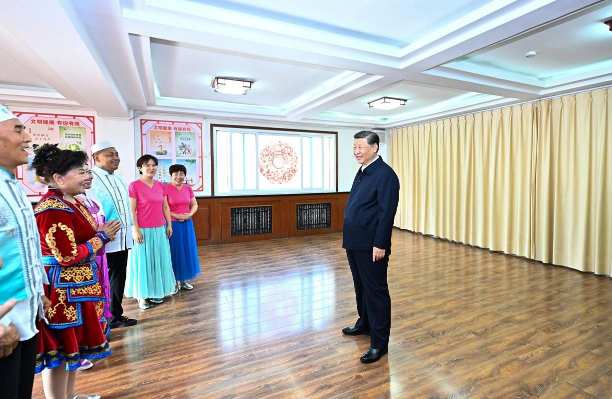 6月19日下午，習(xi) 近平總書(shu) 記在銀川市金鳳區長城花園社區活動室考察時，同社區居民親(qin) 切交流。