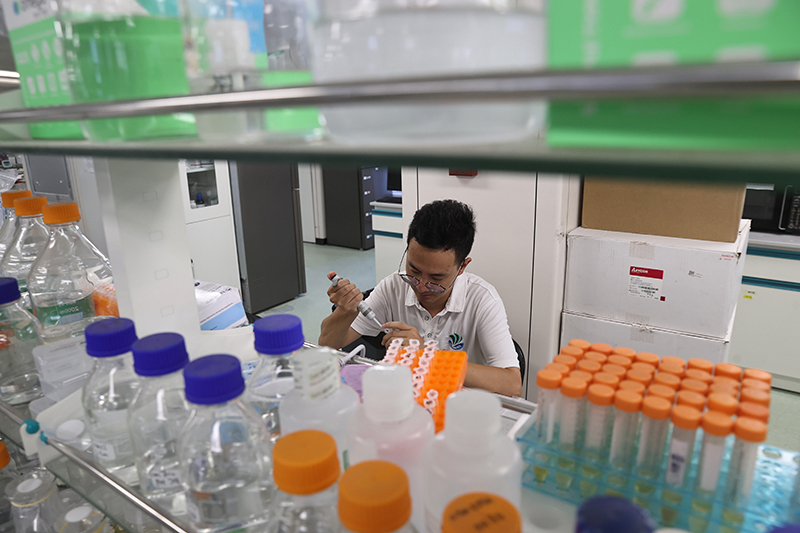在三亞(ya) 崖州灣科技城，一名青年科技工作者正在進行科研工作。