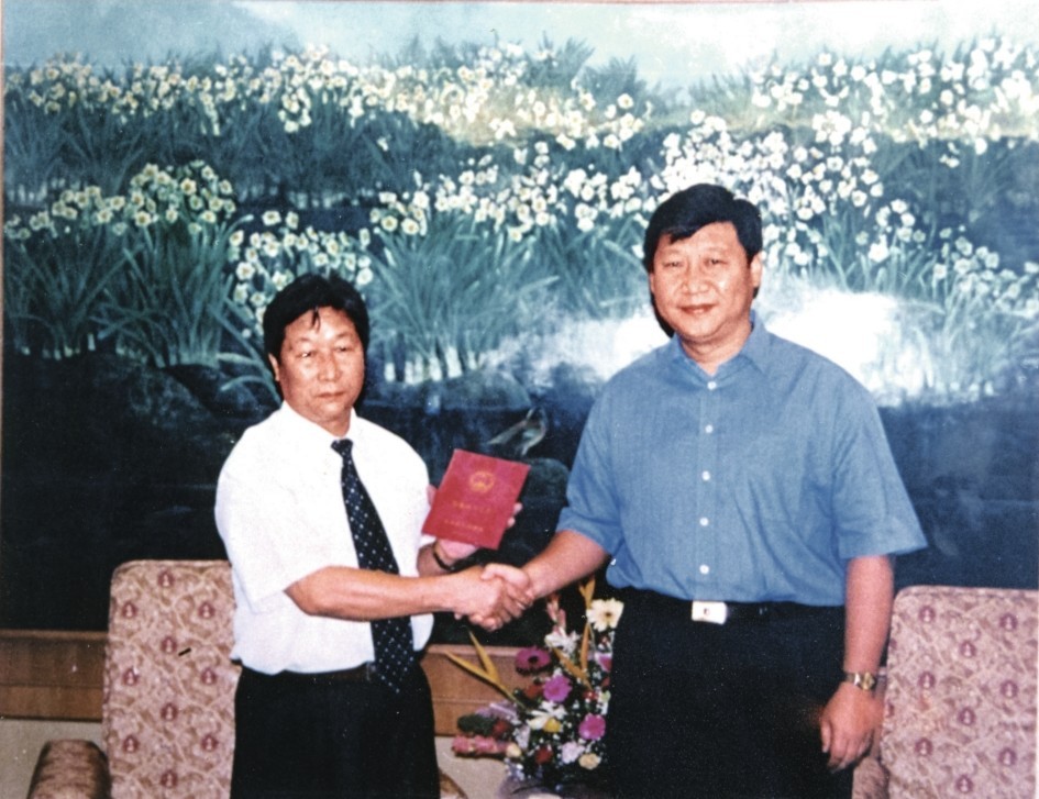 2000年7月，習(xi) 近平為(wei) 福建農(nong) 林大學教授林占熺頒發福建省政府“一等功”榮譽證書(shu) 。圖源：《習(xi) 近平在福建》（下）